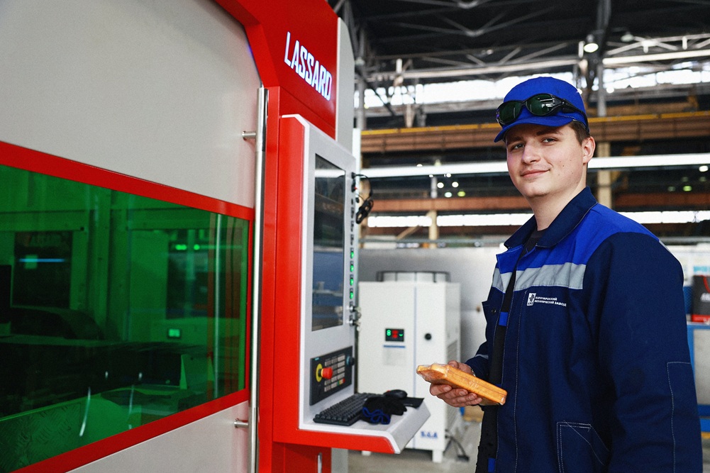 Люди и кадровое развитие КМЗ